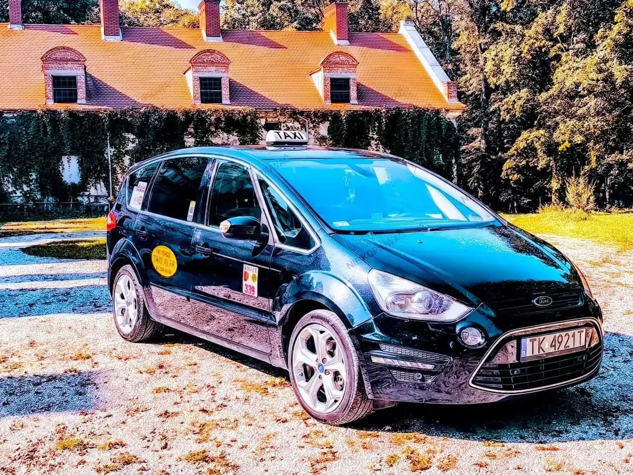 Taksówka Taxi Kielce zaparkowana w dostępnym miejscu dla klientów