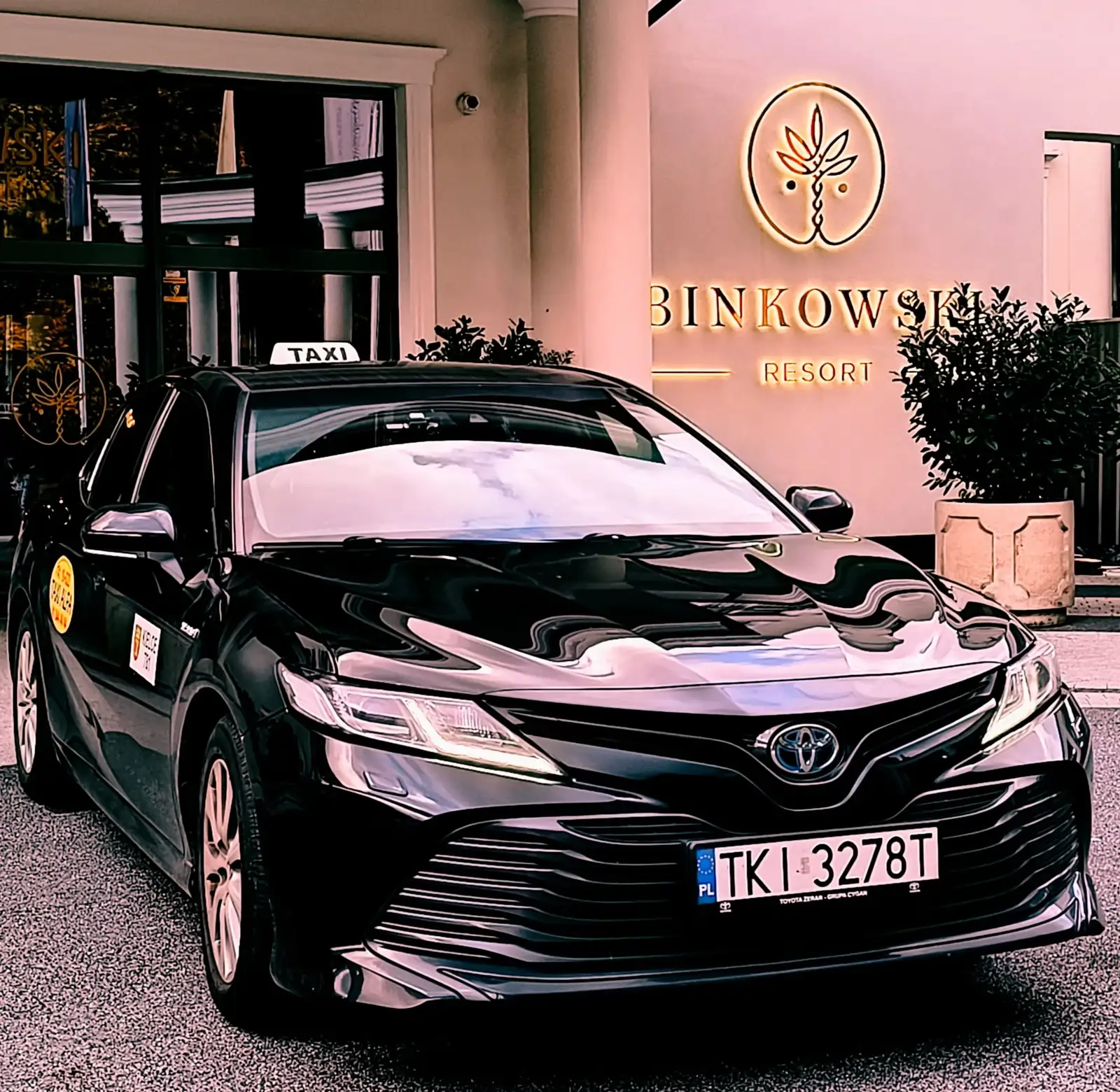 Samochód przed nowoczesnym budynkiem w centrum Kielc